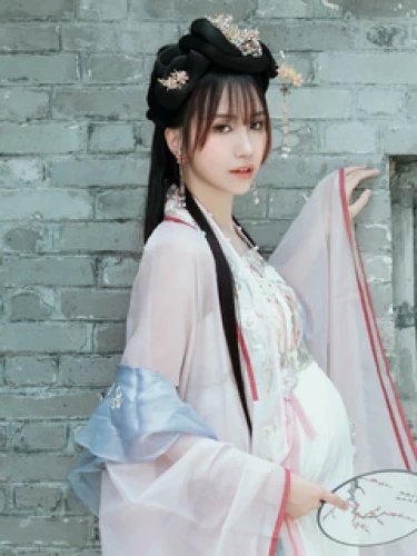 Gladish Chan (祤琹)