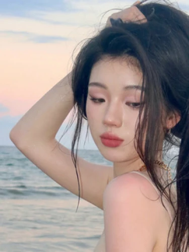 Shan Yichun (单依纯)