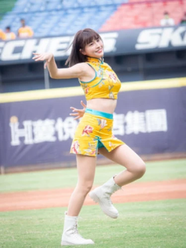Wu Hanyu (峮峮)